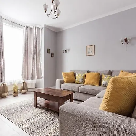 4 Bedroom House, 2 Min Walk From Station Лондон Экстерьер фото
