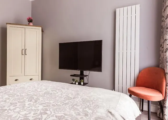 4 Bedroom House, 2 Min Walk From Station