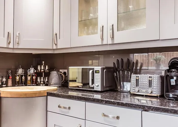4 Bedroom House, 2 Min Walk From Station