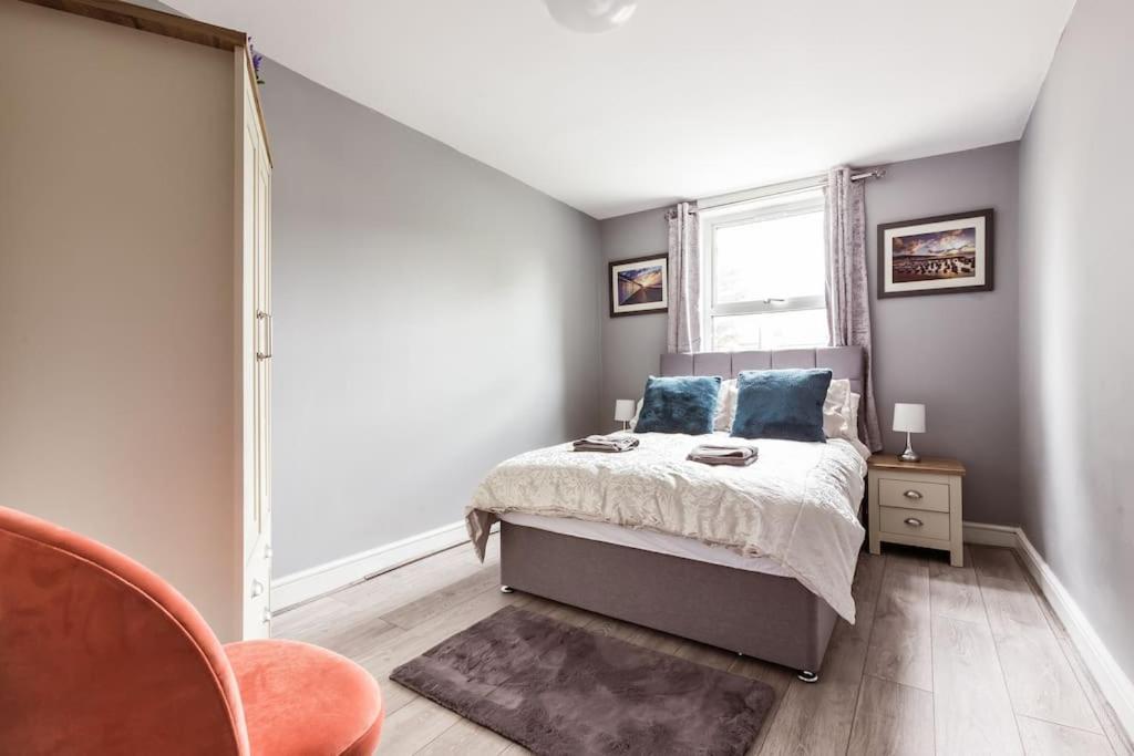 4 Bedroom House, 2 Min Walk From Station Casa de Férias *