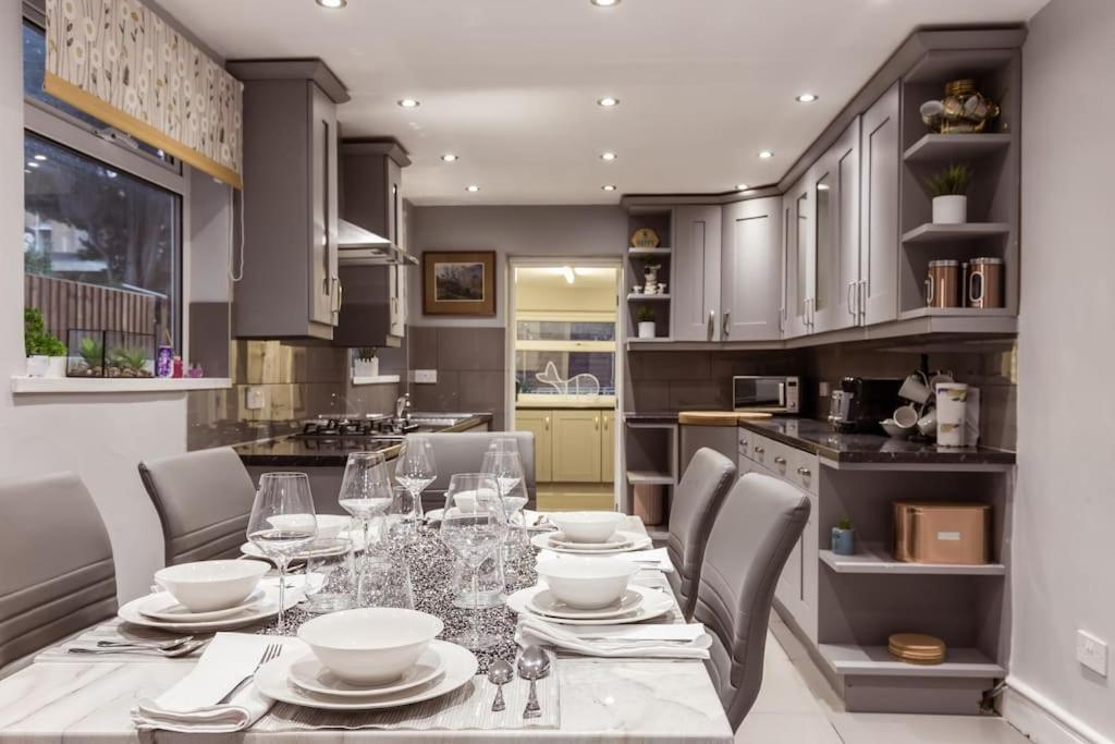 4 Bedroom House, 2 Min Walk From Station Casa de Férias Londres