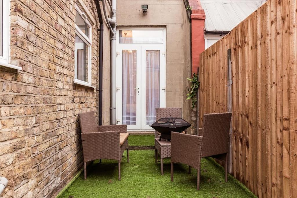 4 Bedroom House, 2 Min Walk From Station Casa de Férias