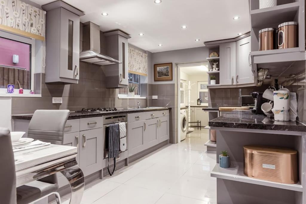 4 Bedroom House, 2 Min Walk From Station Casa de Férias Londres