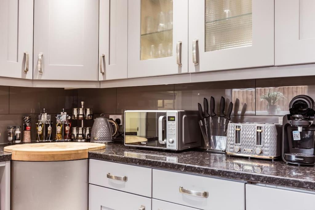 Casa de Férias 4 Bedroom House, 2 Min Walk From Station Londres