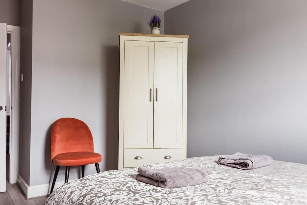 Casa de Férias 4 Bedroom House, 2 Min Walk From Station Londres