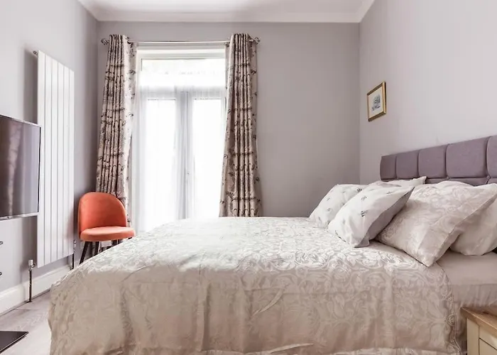 4 Bedroom House, 2 Min Walk From Station